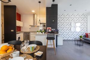 Kuchyňa alebo kuchynka v ubytovaní FLORIT FLATS - Stylish 2 Bedroom AC Wifi Terrace Attic in Valencia Center