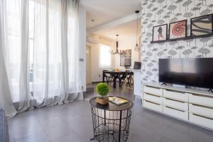 Televízia a/alebo spoločenská miestnosť v ubytovaní FLORIT FLATS - Stylish 2 Bedroom AC Wifi Terrace Attic in Valencia Center
