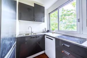 Kuchyň nebo kuchyňský kout v ubytování Appartement spacieux proche de La Defense + 15 fotografií