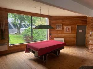 Biliár nebo kulečník v ubytování T2 classé 3 étoiles coeur de village et Piscine ext