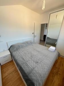 Postel nebo postele na pokoji v ubytování Sea View Apartments Zaboric