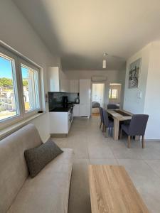 Kuchyň nebo kuchyňský kout v ubytování Sea View Apartments Zaboric