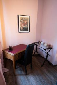 Zimmer mit einem Schreibtisch und einem Tisch mit einem Stuhl in der Unterkunft Hotel und Restaurant Halbinsel in Blieskastel