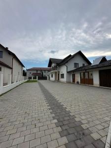 Bangunan di mana terletaknya rumah tamu ini