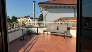 Symphony Hostel Shkoder的阳台或露台