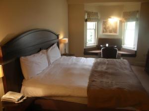 Posteľ alebo postele v izbe v ubytovaní Baileys Hotel Cashel