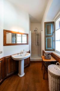 łazienka z umywalką i prysznicem w obiekcie Love Italy Homes - Villa Edith w mieście Sarnico +37 zdjęć