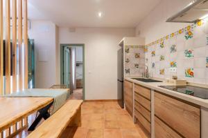 una cocina con fregadero y encimera en Apartamento Isaac Peral 1, en Chipiona