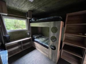 Palanda nebo palandy na pokoji v ubytování Houseboat U Vodníka + 10 fotografií