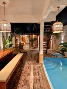 una casa con piscina en una habitación en Casa de charme com 5 suites e piscina , a 5 minutos a pe da praia e do centro de Jericoacoara, en Jericoacoara