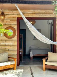 1 dormitorio con hamaca y 1 cama en una habitación en Casa de charme com 5 suites e piscina , a 5 minutos a pe da praia e do centro de Jericoacoara, en Jericoacoara