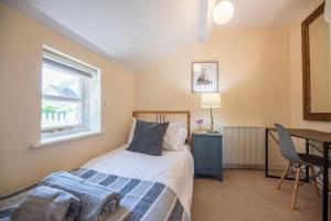 Katil atau katil-katil dalam bilik di Anchor Cottage, Orford