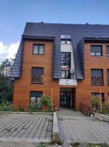 Gedung tempat apartemen berlokasi