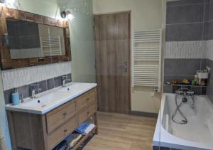 Ένα μπάνιο στο Jolie maison avec Jacuzzi +32 φωτογραφίες