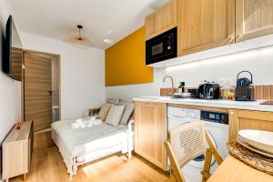 een kleine keuken met een bank in een kamer bij Lavie Maison Hot Tub Seaside Studio in Nice +9 foto's