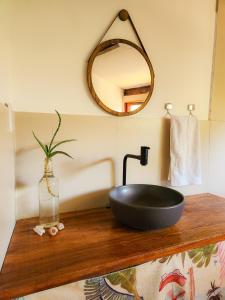 a bathroom with a black sink and a mirror at Casa Circular in Tatajuba +99 photos