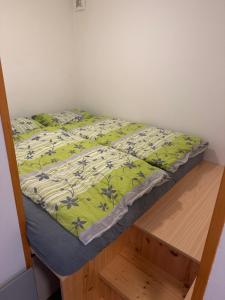 Postel nebo postele na pokoji v ubytování Soukromý domeček nad sklepem U dvou zvířat