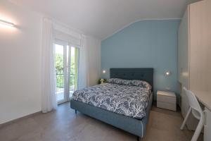 a small bedroom with a bed and a window at Costabella Rooms in Deiva Marina