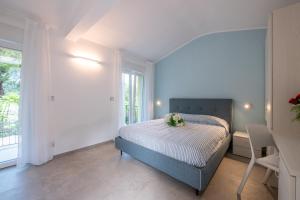 a bedroom with a bed with flowers on it at Costabella Rooms in Deiva Marina +43 photos