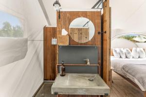 - Baño con lavabo en una habitación con cama en Under Canvas Acadia, en Surry