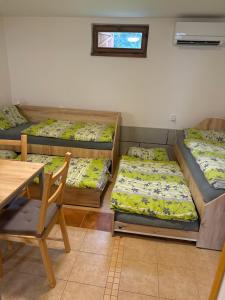 Postel nebo postele na pokoji v ubytování Soukromý domeček nad sklepem U dvou zvířat