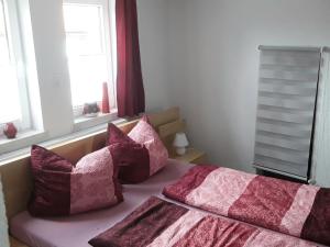 ゲルスフェルトにあるFerienwohnung 85 , Gersfeld Rhön , Ortsmitte , frisch saniert , Gästehaus Mierdelの枕が2つ置かれたベッドのある寝室