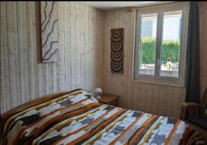Ένα ή περισσότερα κρεβάτια σε δωμάτιο στο Jolie maison avec Jacuzzi
