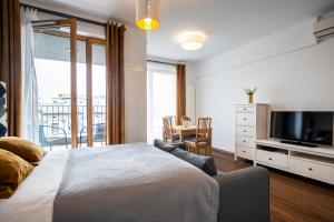 Televízia a/alebo spoločenská miestnosť v ubytovaní Apartamenty Prestige Browar Lubicz Stare Miasto