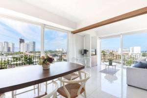 una sala da pranzo con vista sulla città di Condo chan a Puerto Vallarta