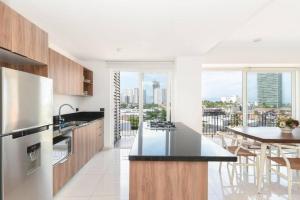 una cucina con un bancone e un tavolo con sedie di Condo chan a Puerto Vallarta