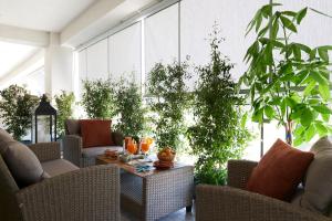 Χώρος καθιστικού στο La Marina Apartment Suites