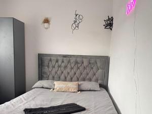 Katil atau katil-katil dalam bilik di HouseSleeps5-Garden-Parking-PetsOK-Near Locks