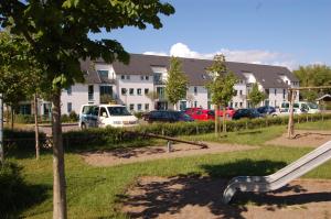 een speeltuin met een glijbaan in een park bij Haus Rabe by Rujana in Binz