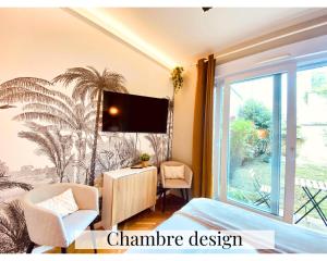 1 dormitorio con TV, 1 cama y ventana en Chambre Cosy chez l habitant avec salle de bain et jardin privé, en París 13 fotos más