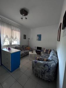 a living room with a couch and a table at Studio Metamorfosi in Metamorfosi