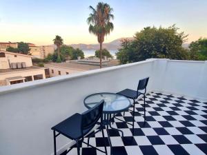 - Balcón con 2 sillas y mesa de cristal en Lepanto Phos, en Nafpaktos