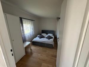 a bedroom with a bed and a window at ALEKSANDRA in Wiele