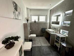 Ένα μπάνιο στο Exklusive Neubau-Ferienwohnung in Warburg +19 φωτογραφίες
