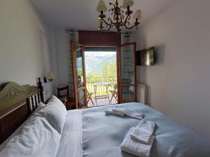 A bed or beds in a room at Inmocyma Mirador de Cerler -Puro Pirineo