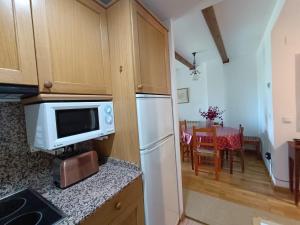 A kitchen or kitchenette at Inmocyma Mirador de Cerler -Puro Pirineo
