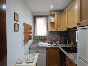 A kitchen or kitchenette at Inmocyma Mirador de Cerler -Puro Pirineo
