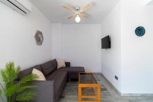 a living room with a couch and a ceiling fan at RentitSpain Moderno Apartamento Calaverde Frente al Mar in Salobreña