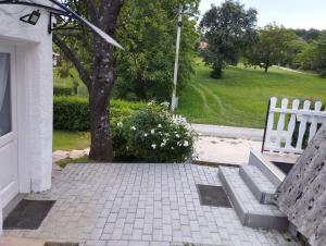 ApróLak Apartman Zalakaros外面的花园