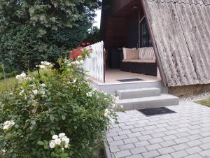 ApróLak Apartman Zalakaros外面的花园
