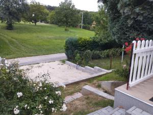 ApróLak Apartman Zalakaros外面的花园