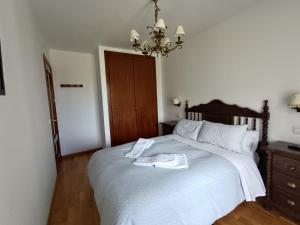 A bed or beds in a room at Inmocyma Mirador de Cerler -Puro Pirineo