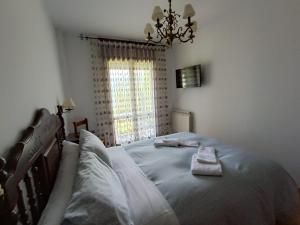 A bed or beds in a room at Inmocyma Mirador de Cerler -Puro Pirineo