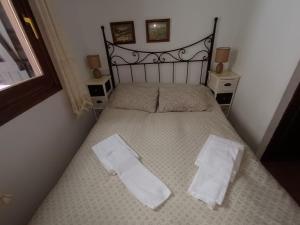 A bed or beds in a room at Inmocyma Mirador de Cerler -Puro Pirineo