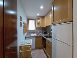 A kitchen or kitchenette at Inmocyma Mirador de Cerler -Puro Pirineo