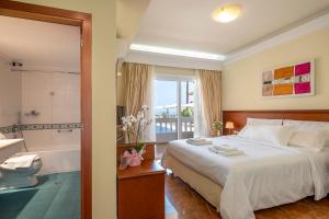 Postel nebo postele na pokoji v ubytování Porto Alegre Hotel